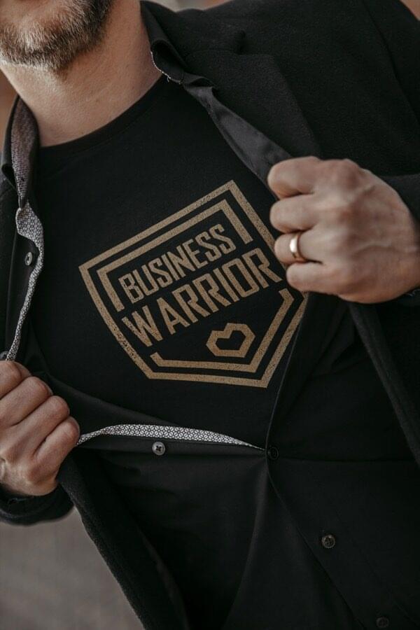 Business Warrior Wappen auf dem Shirt